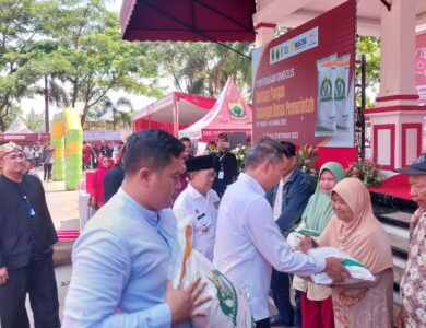 Penjabat Gubernur Jabar Bey Machmudin memastikan stok beras di Jabar cukup hingga akhir tahun. Ia juga memprediksi musim hujan akan turun di bulan November.