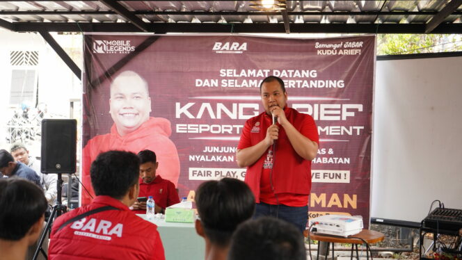 
 Kang Arief Rachman saat memberikan arahan  kepara pemain mobile legends Cianjur