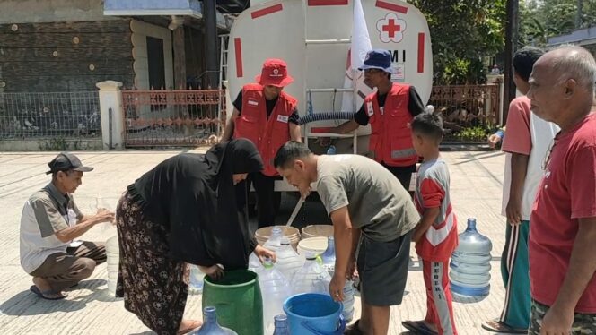 
 Warga saat mengantre air bersih pasokan dari PMI Cianjur