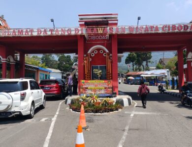 Wisatawan yang datang ke destinasi wisata Cibodas, keluhkan harga tiket yang terus merangkak naik.