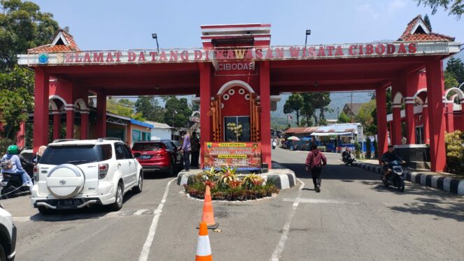 
 Pintu masuk utama ke area wisata Cibosas
