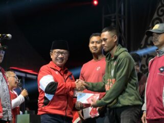 Penyerahan penghargaan bagi para atlet presrasi oleh KONI bersama Bupati Cianjur H Herman Suherman