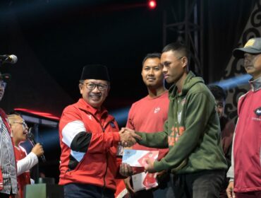 Penyerahan penghargaan bagi para atlet presrasi oleh KONI bersama Bupati Cianjur H Herman Suherman