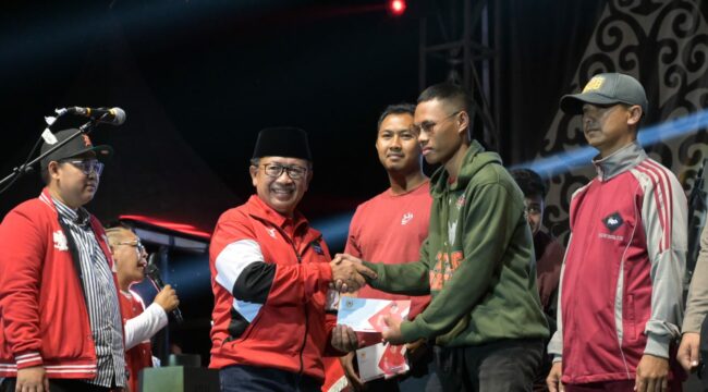 Penyerahan penghargaan bagi para atlet presrasi oleh KONI bersama Bupati Cianjur H Herman Suherman