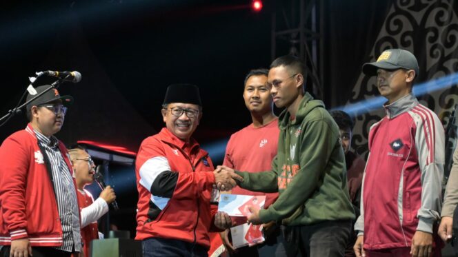 
 Penyerahan penghargaan bagi para atlet presrasi oleh KONI bersama Bupati Cianjur H Herman Suherman