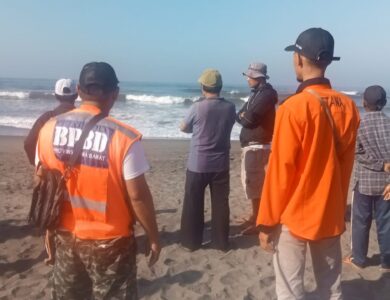 Seorang nelayan Maman (55) warga Kampung Ciastra, Desa Mekarjaya, Kecamatan Cidolog, Kabupaten Sukabumi hilang tenggelam saat menjaring ikan di pantai cikole, Kecamatan Cidaun, Kabupaten Cianjur, Senin (11/9/2023) pagi, sekitar Pukul 04.00 WIB.