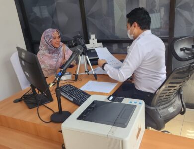 Lina Herlina (45) asal Desa Sukamanah Kecamatan Cugenang, dan Tika Kartika (50) asal Desa Sukamanah Kecamatan Karangtengah orang yang beruntung mendapatkan hadiah umroh pada kegiatan Hari Olahraga Nasional (Haornas) ke 40, Sabtu (9/9/2023) kemarin