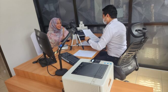 
 Dua warga saat mengurus berkas ke Kantor Imigrasi, untuk keberangkatan umroh gratis