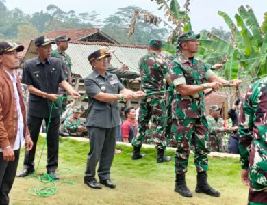 TNI Manunggal Membangun Desa (TMMD) ke 118 Kodim 0608/Cianjur di Desa Bungbangsari, Kecamatan Takokak, dengan tema 'Sinergi Lintas Sektoral Mewujudkan Kemanunggalan TNI dan Rakyat Semakin Kuat' resmi dibuka, Rabu (20/9/2023).