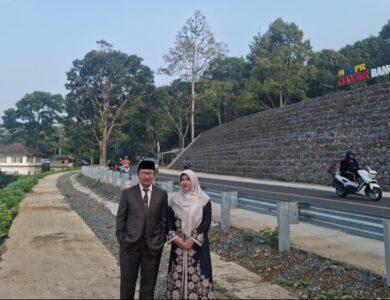 Bupati Cianjur H Herman Suherman, bersama istri Anita Sincayani Herman foto selfie di titik longsor di Jalan Raya Cugeng, Minggu (3/9/2023) kemarin.