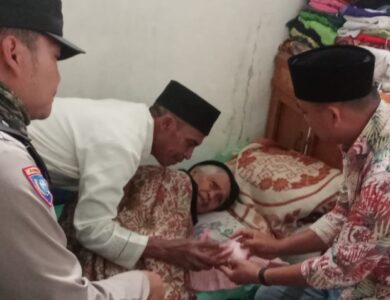 Pemerintah Desa Sukajembar, Kecamatan Sukanagara Cianjur selatan dapat bantuan langsung tunai (DD) Rp300 ribu per bulan.