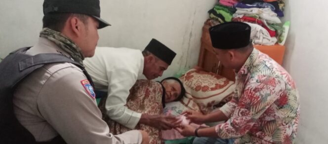 
 Kades Sukajembar saat menyalurkan BLT DD ekstrem, bagi lansia