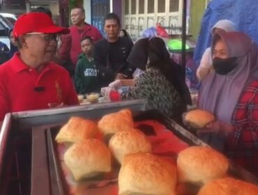 Bupati Cianjur H Herman Suherman saat menyambangi pelaku UMKM, di CFD