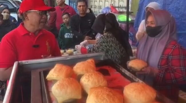 Bupati Cianjur H Herman Suherman saat menyambangi pelaku UMKM, di CFD