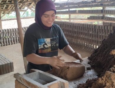 Produsen bata merah kini semakin terpuruk, seiring semakin maraknya produk Herbel yang menggantikan pasaran bata merah sebagai bahan bangunan di setiap toko bangunan