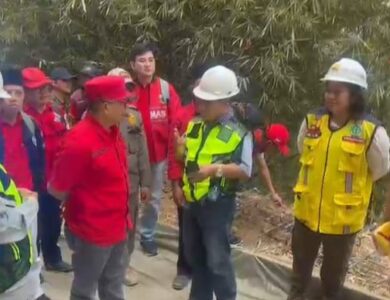 Bupati Cianjur, H Herman Suherman, cek langsung lokasi proyek pekerjaan rabat beton di Kecamatan Cidau, Cianjur selatan, Senin (30/10/2023) kemarin.
