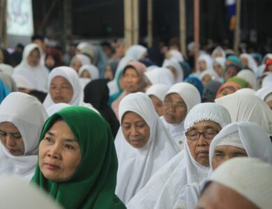 a large group of women in white headscarves