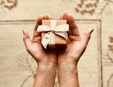 5 Rekomendasi Kado Romantis Untuk Cowok, Dijamin Langsung Salting