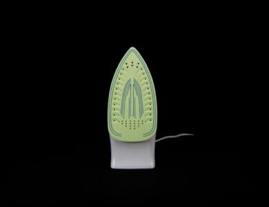 Begini Cara Membersihkan Setrika yang Lengket Dengan Bahan Alami dan Kimia, Dijamin Licin Lagi!