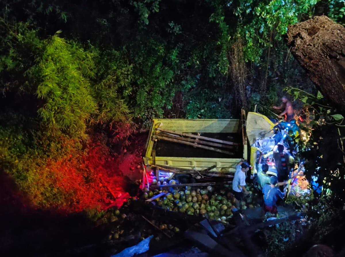 Truk Bermuatan Kelapa Terjatuh dari Jembatan Setinggi 6 Meter di Cianjur, Satu Orang Meninggal