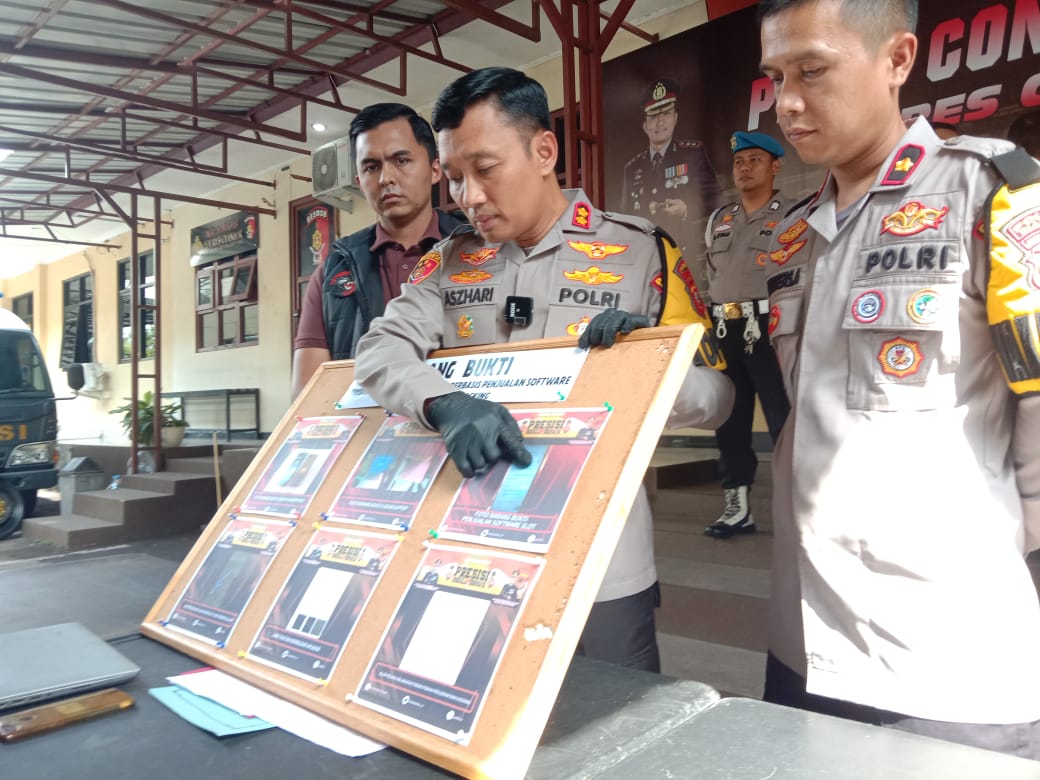 Polres Cianjur berhasil mengungkap A (41), warga Jakarta pelaku tindak pidana perjudian online (judol) di Kecamatan Karawaci, Kota Tangerang, Rabu (17/4/2024).