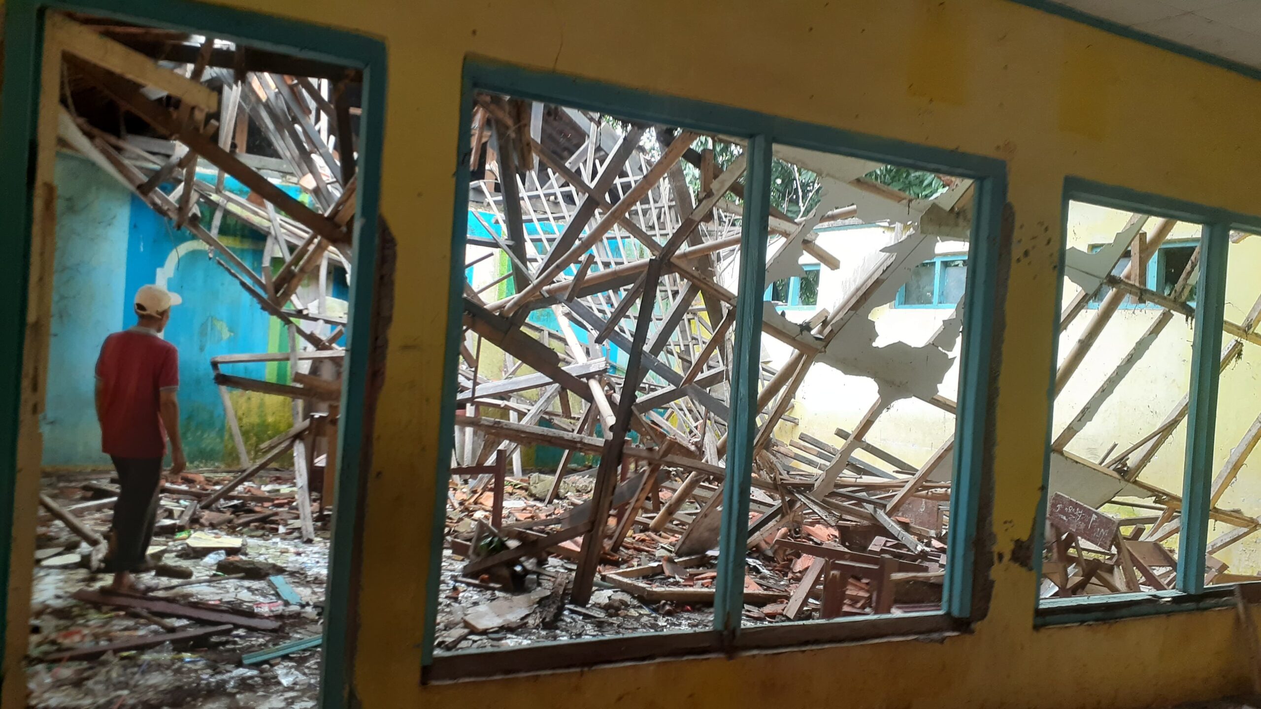 Ruang Kelas Ambruk, Siswa SDN Tanjungsari 3 Terpaksa Belajar Secara Bergantian