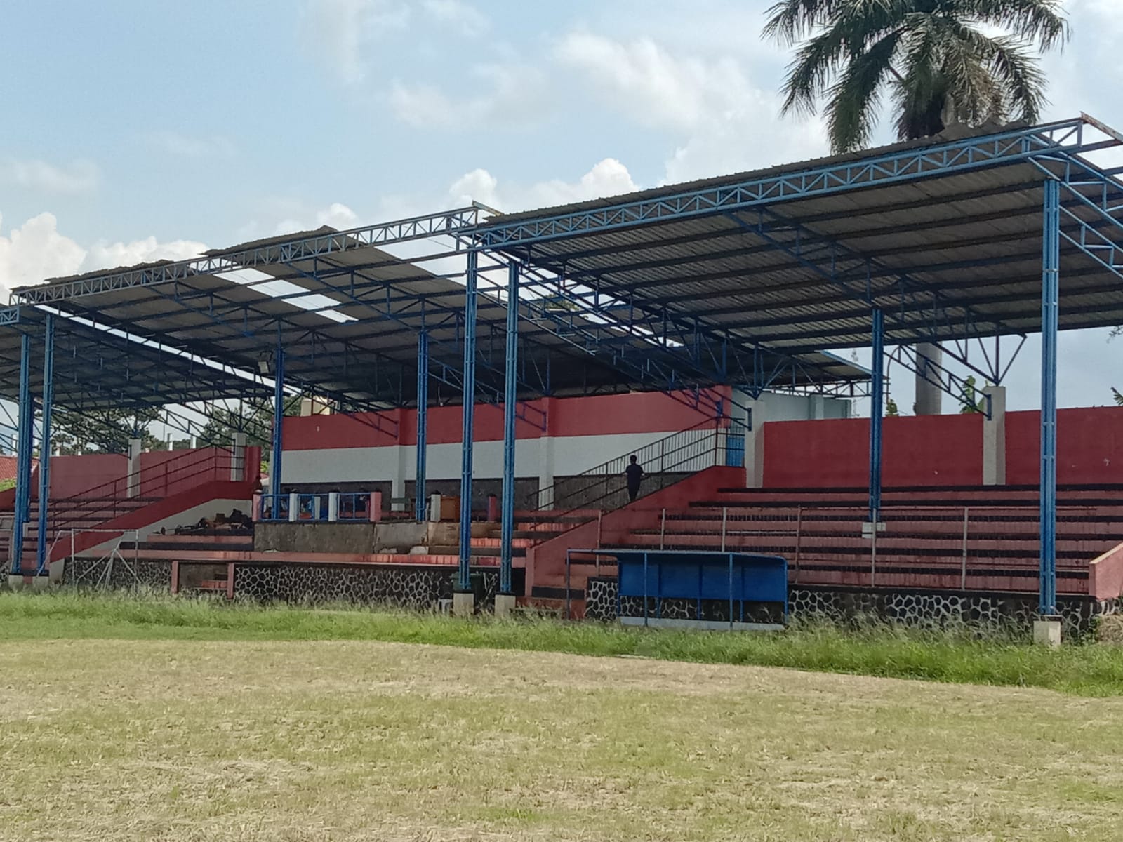 Stadion Badak Putih di Kabupaten Cianjur Mengalami Kerusakan Parah Akibat Kurangnya Perawatan