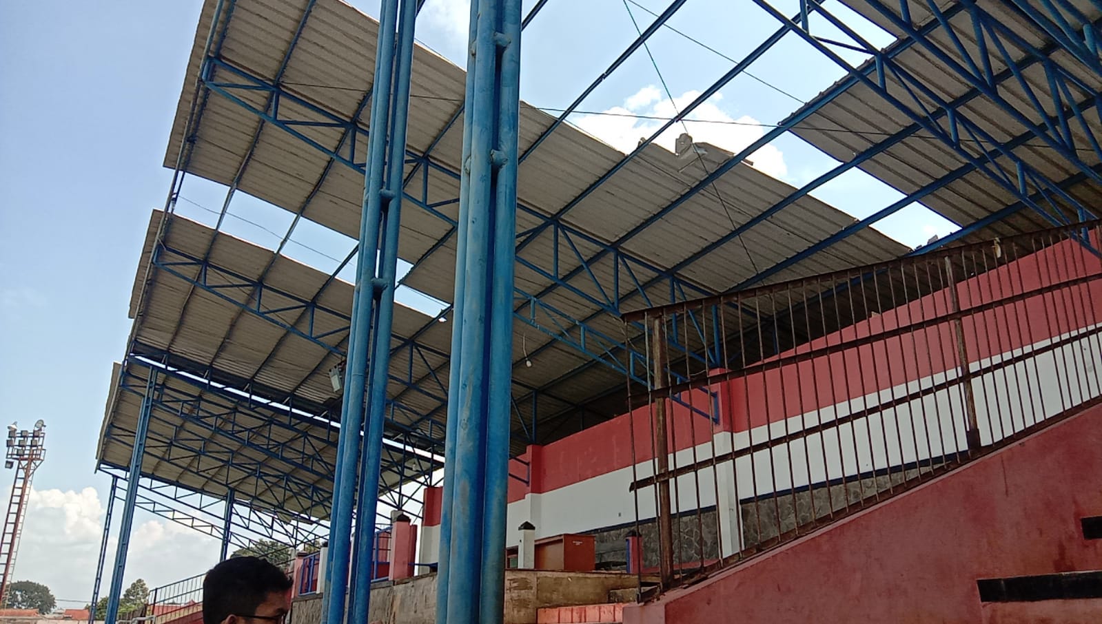 Stadion Badak Putih di Kabupaten Cianjur Mengalami Kerusakan Parah Akibat Kurangnya Perawatan