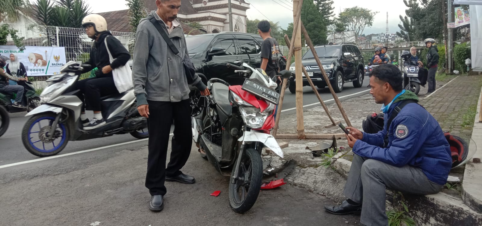 Dua Pemotor Tabrakan di Cipanas Cianjur, Seorang Pemotor Alami Syok Berat