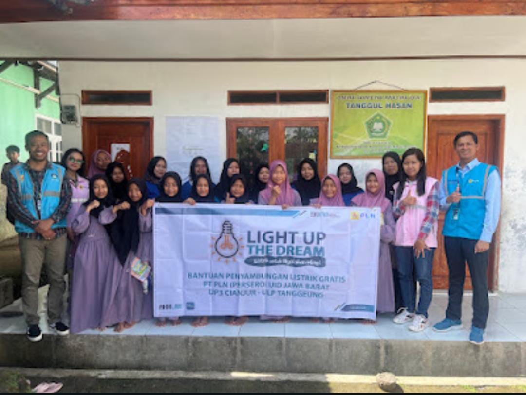 Jelang Hari Anak Nasional, PLN UP3 Cianjur Nyalakan Harapan Siswa Sekolah Lewat Light up The Dream