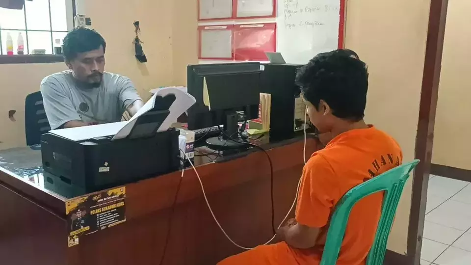 Misbah (26), seorang pengangguran asal Cianjur nekat mencuri baut rel kereta api di Sukabumi yang bisa membahayakan perjalanan kereta api (KA) Siliwangi.