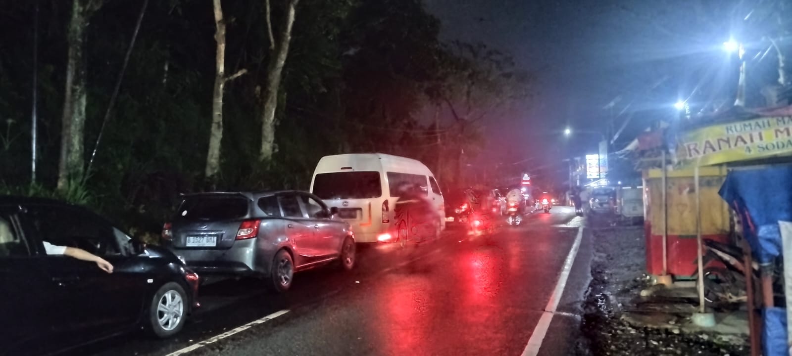 Pedagang Asongan Menghilang, Pengendara yang Terjebak Macet di Jalur Puncak Harus Menahan Lapar dari Malam sampai Pagi