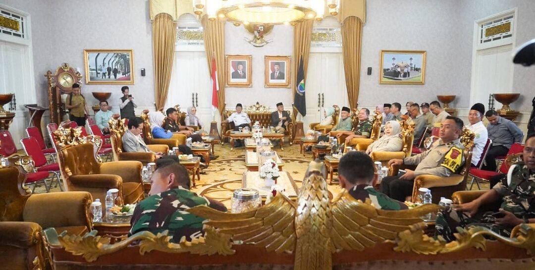 Pimpinan DPRD Cianjur hadiri rapat Forkopimda membahas persiapan Pilkada 2024 di Cianjur, meliputi data pemilih, distribusi logistik, hingga pengamanan.