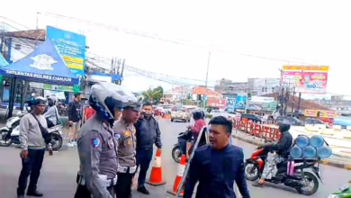 Adu cekcok antara pengendara dan polisi terjadi saat penutupan jalur Puncak di Cianjur.