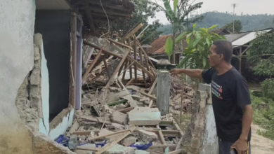 Badan Geologi Kementerian ESDM mengimbau warga Desa Waringinsari, Takokak, Cianjur, waspada terhadap retakan tanah yang berpotensi longsor.
