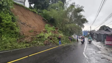 Tebing di Ciloto Ambrol, Tutupi Badan Jalan Raya Cipanas-Puncak Cianjur