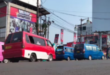 Larangan siswa membawa motor ke sekolah di Cianjur menuai kritik karena transportasi umum yang tidak layak dan memadai.