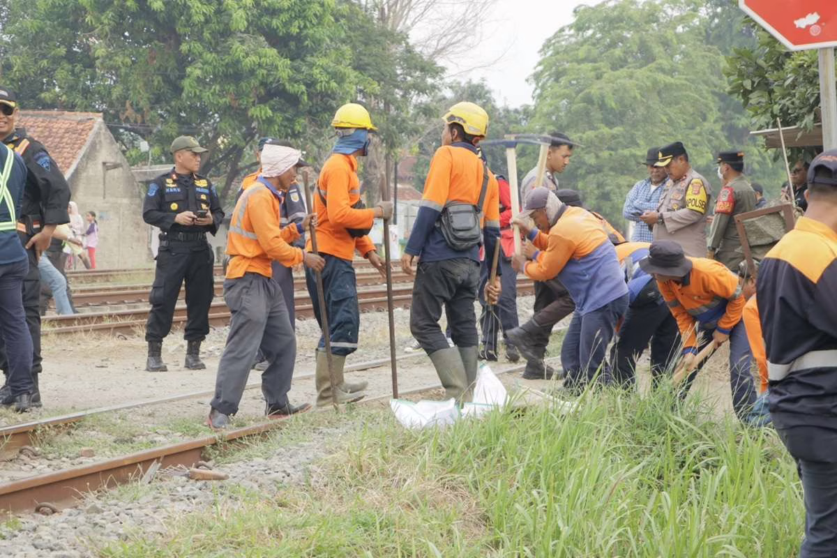 PT KAI Daop 2 Bandung menutup 36 perlintasan liar sepanjang 2024 demi menekan angka kecelakaan.