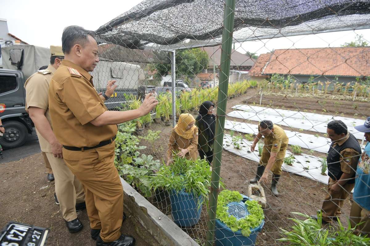 Pemprov Jawa Barat dan Kabupaten Sumedang memantapkan persiapan untuk menjadi tuan rumah Hari Desa Nasional pertama, yang akan digelar pada 14-15 Januari 2025, dengan tema ketahanan pangan.