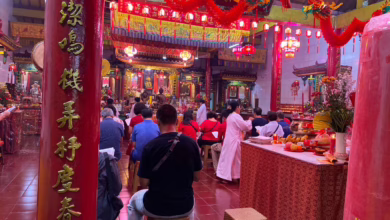 Perayaan Imlek 2025 memasuki Shio Ular Kayu. Vihara Bhumi Pharsija di Cianjur dihiasi puluhan lilin merah sebagai simbol doa dan harapan.