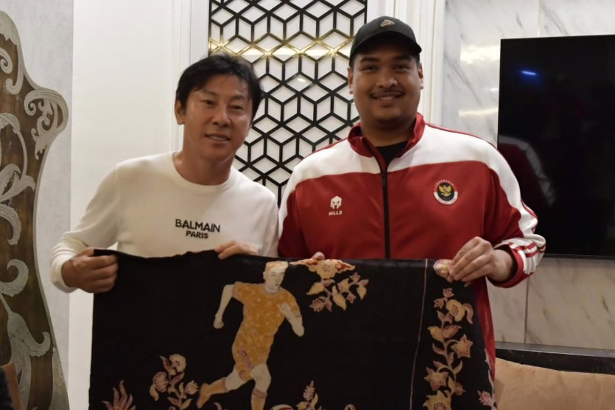 Pertemuan Shin Tae-yong dan Menpora Dito Ariotedjo berakhir dengan cenderamata sebagai simbol perpisahan sebelum kembali ke Korea Selatan.