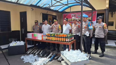 Polsek Cianjur Kota berhasil menyita ratusan miras oplosan dan puluhan knalpot brong. Operasi ini digelar untuk menjaga keamanan.