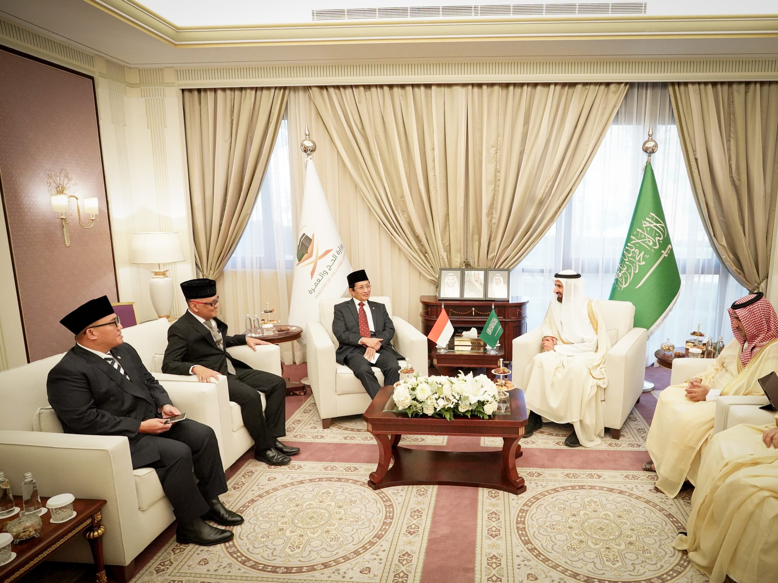 Pemerintah RI dan Arab Saudi resmi menandatangani MoU perhajian 1446 H/2025 M. Kuota 221 ribu jemaah disepakati dengan fokus layanan dan keamanan terbaik.