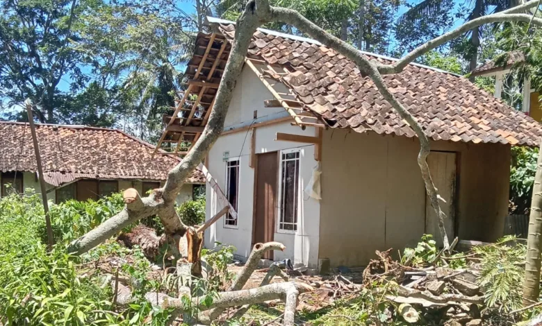 Angin kencang di Sindangbarang, Cianjur, merusak fasilitas wisata dan rumah warga.