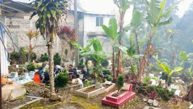 Menjelang Ramadan, TPU Tegallimus di Cipanas dipadati peziarah.