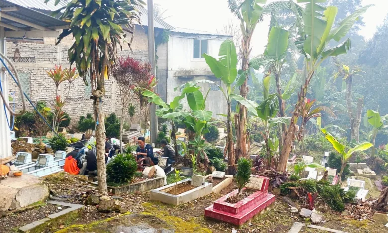 Menjelang Ramadan, TPU Tegallimus di Cipanas dipadati peziarah.