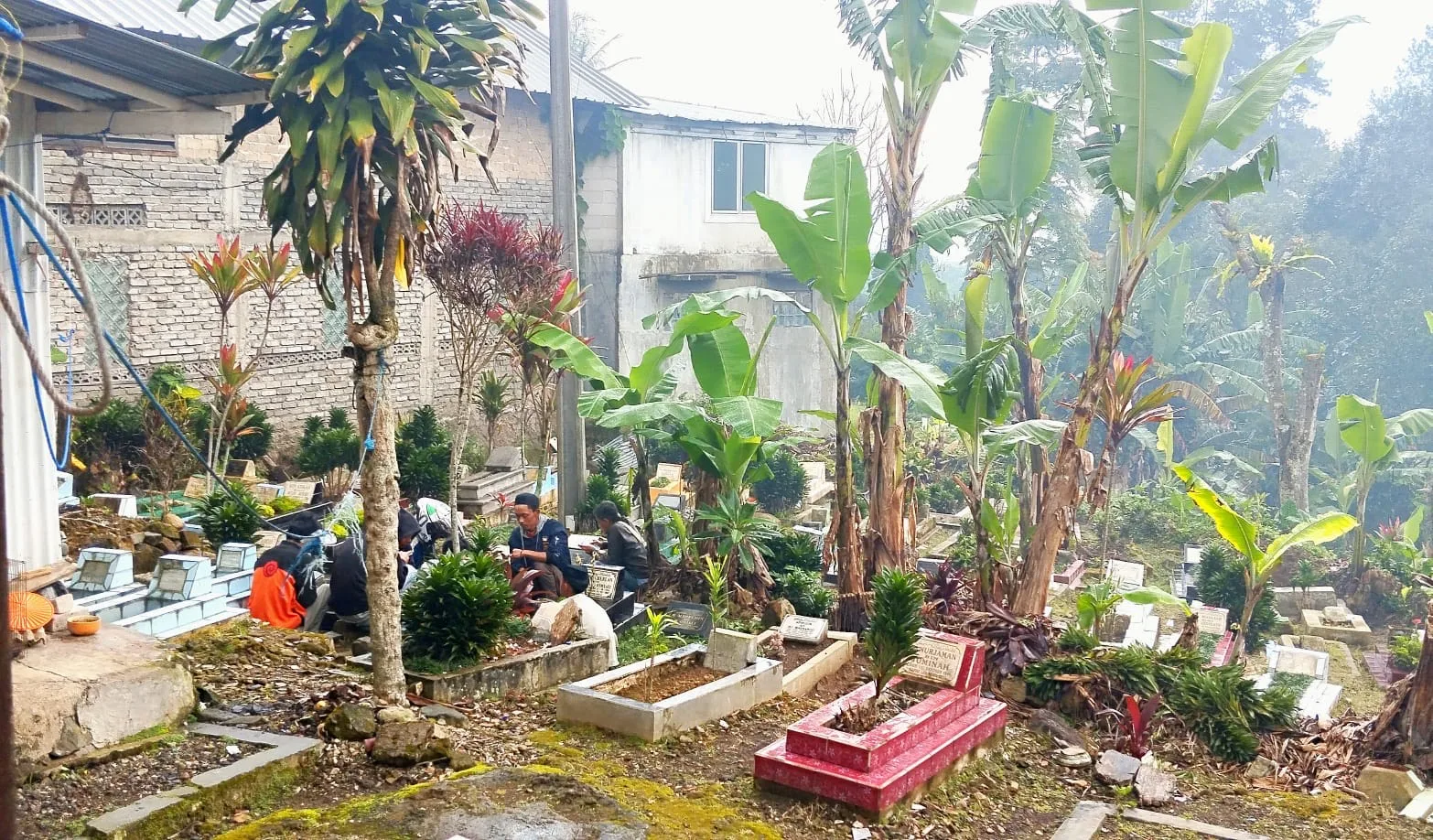 Menjelang Ramadan, TPU Tegallimus di Cipanas dipadati peziarah.