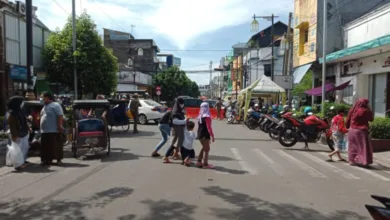Minimnya lowongan kerja di Kabupaten Cianjur memaksa sebagian warga beralih ke pekerjaan informal, seperti menjadi juru parkir liar.