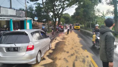 Polisi kesulitan mengungkap penyebab tumpahan oli di Jalan Sukabumi-Cianjur.