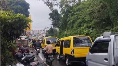 Sehari jelang Ramadan, kemacetan terjadi di jalur Cipanas Puncak akibat lonjakan pengunjung Pasar Cipanas.